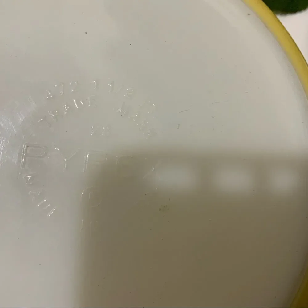 Vtg Pyrex Yellow 1 1/2 Pint Casserole/Baking Bowl 